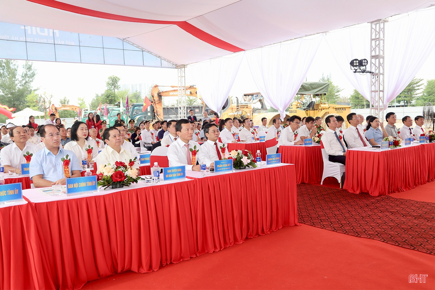 Phó Bí thư Thường trực Tỉnh ủy Trần Thế Dũng và đại biểu tham dự lễ khởi công Dự án thí điểm nhà ở xã hội tại phường Thạch Linh (nay là phường Thành Sen) giai đoạn II. Phó Bí thư Thường trực Tỉnh ủy Trần Thế Dũng và đại biểu tham dự lễ khởi công Dự án thí điểm nhà ở xã hội tại phường Thạch Linh (nay là phường Thành Sen) giai đoạn II.