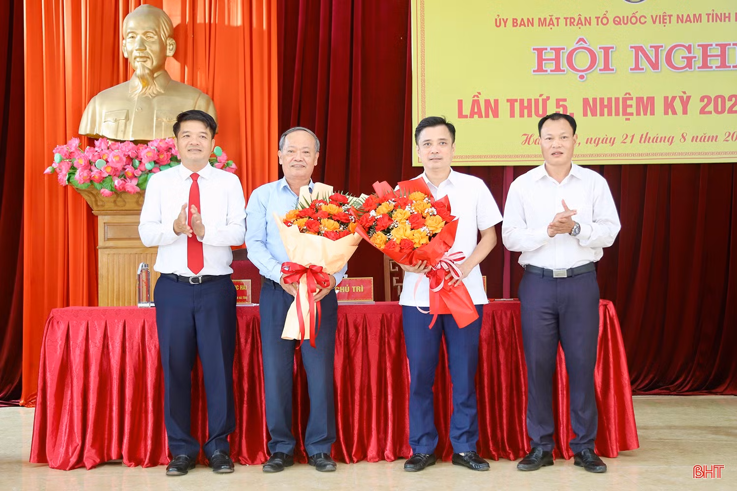 Chủ tịch Ủy ban MTTQ Việt Nam tỉnh Trần Nhật Tân và Phó Chủ tịch Ủy ban MTTQ Việt Nam tỉnh Thái Ngọc Hải tặng hoa chúc mừng ủy viên Ủy ban MTTQ Việt Nam tỉnh khóa XV, nhiệm kỳ 2024-2029.