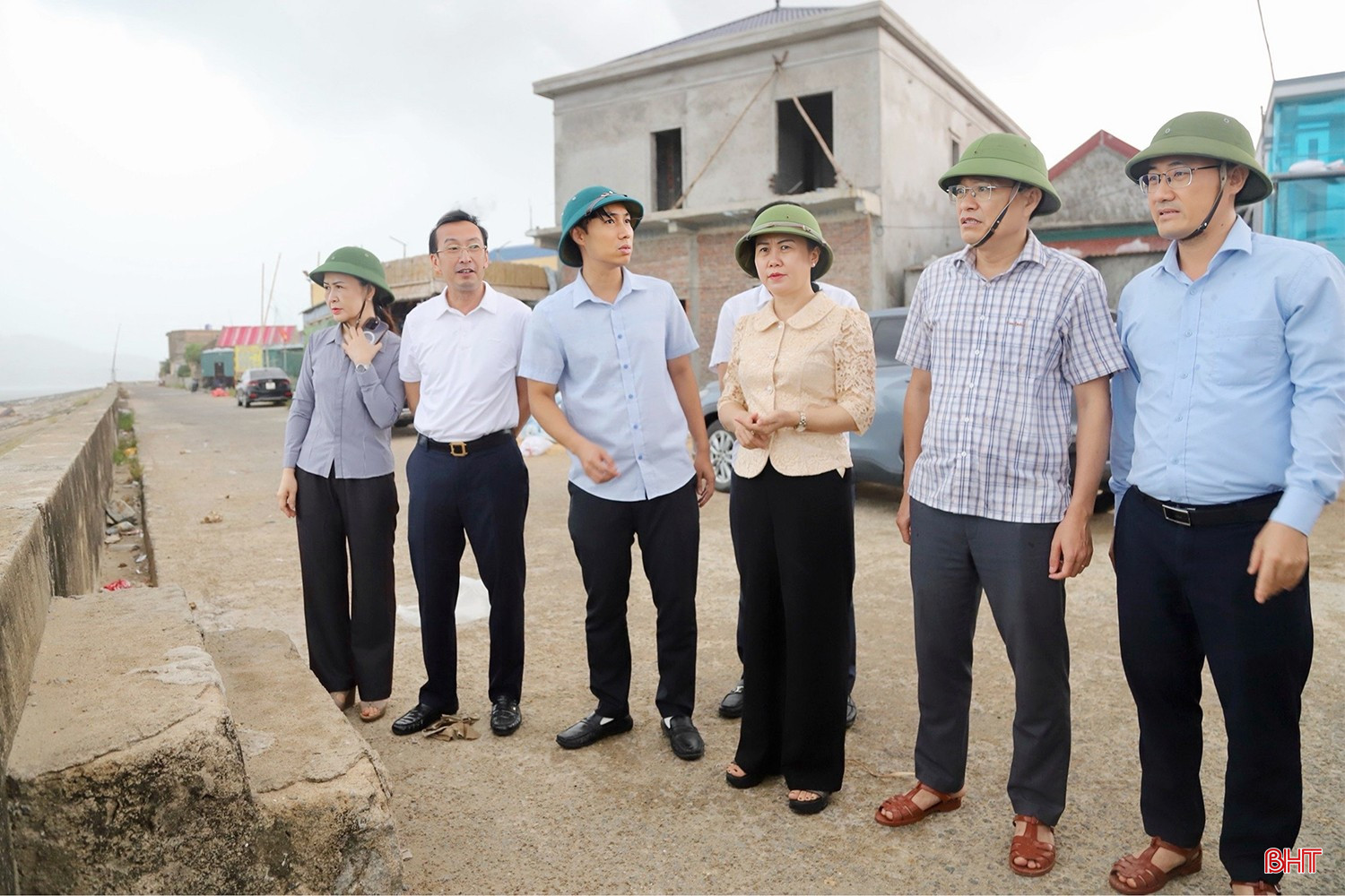 Đoàn công tác kiểm tra tại khu vực kè biển ở xã Thiên Cầm. bqbht_br_img-3743-copy.jpg