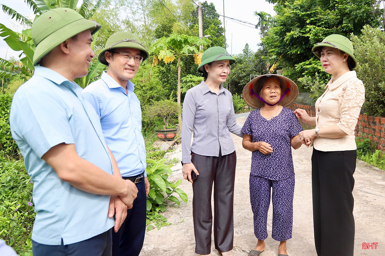 Đoàn trao đổi với người dân về công tác ứng phó với bão số 5. bqbht_br_img-2424-copy.jpg