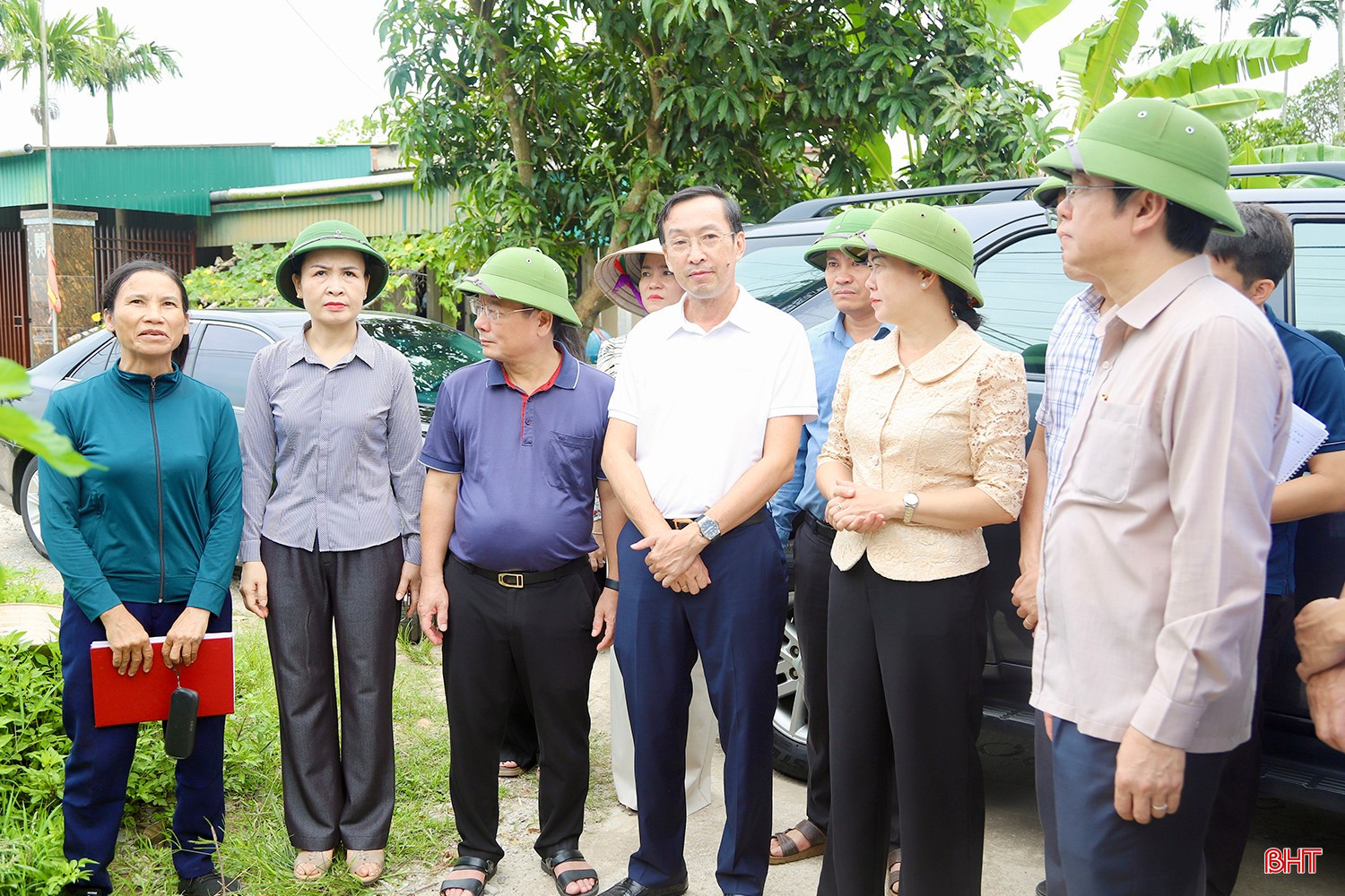 Đoàn công tác kiểm tra việc ứng phó bão số 5 tại thôn Vĩnh Phú (xã Cẩm Xuyên). bqbht_br_img-2442-copy.jpg