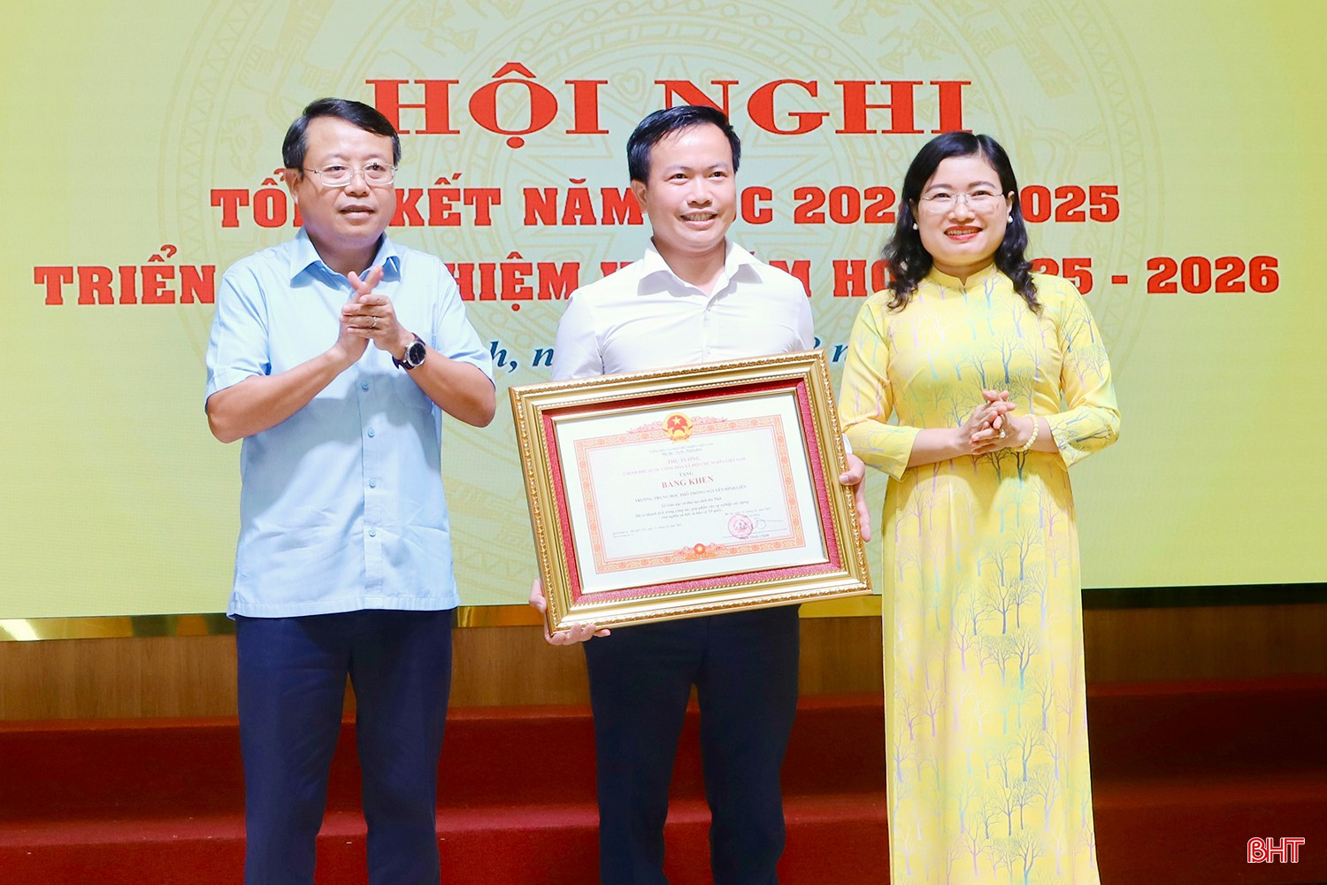 Phó Chủ tịch UBND tỉnh Dương Tất Thắng và lãnh đạo Sở GD&ĐT Hà Tĩnh trao tặng Bằng khen của Thủ tướng chính phủ cho tập thể Trường THPT Nguyễn Đình Liễn. bqbht_br_img-3189-copy.jpg