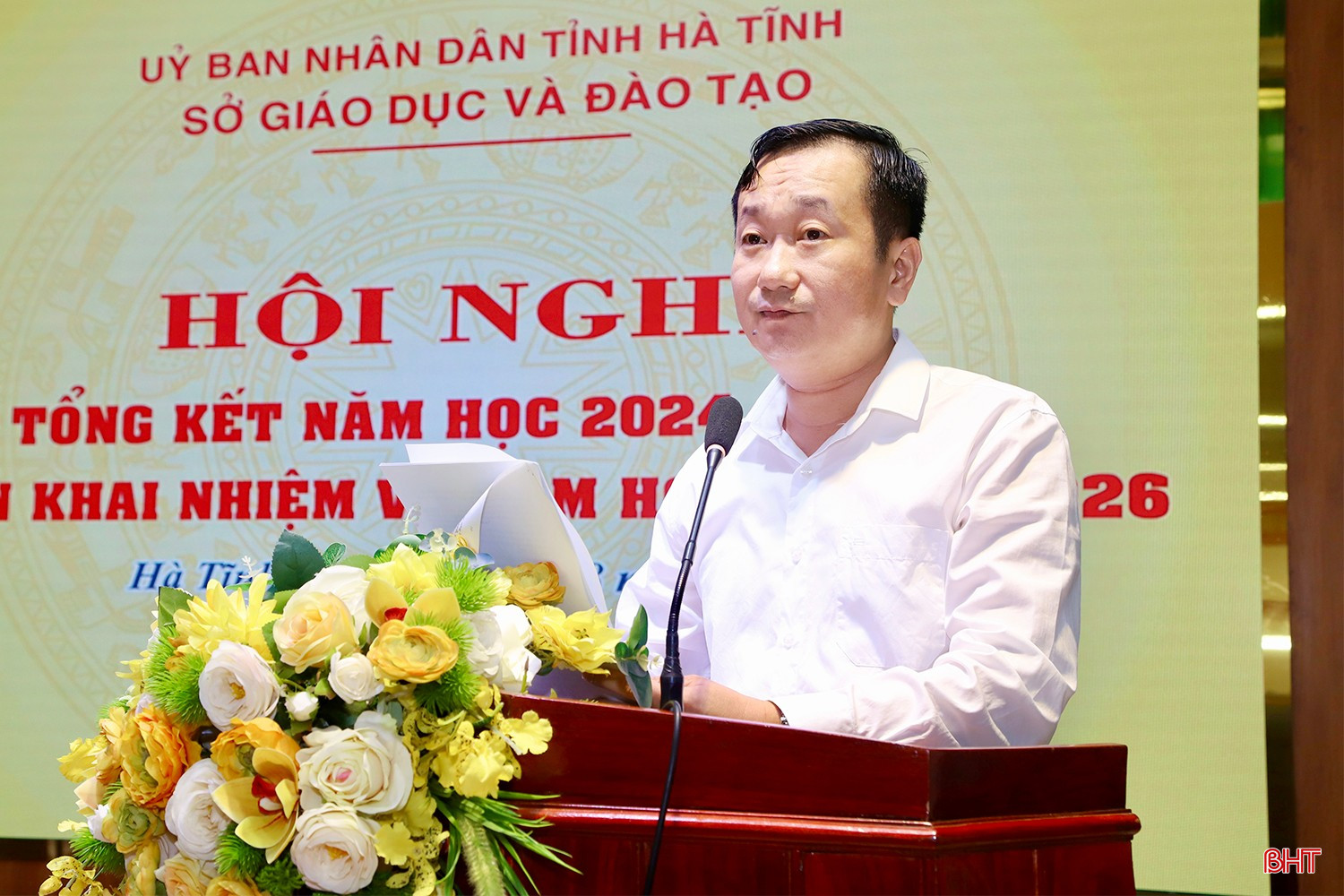Phó Giám đốc Sở GD&ĐT Hà Tĩnh Nguyễn Ngọc Lê Nam báo cáo kết quả thực hiện nhiệm vụ năm học 2024-2025. bqbht_br_img-3135-copy.jpg