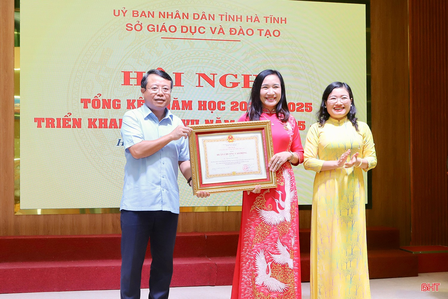 Phó Chủ tịch UBND tỉnh Dương Tất Thắng và lãnh đạo Sở GD&ĐT Hà Tĩnh trao tặng Huân chương Lao động hạng Ba cho bà Nguyễn Thị Mỹ Bình - Phó Hiệu trường Trường THPT Chuyên Hà Tĩnh. bqbht_br_img-3179-copy-2515.jpg