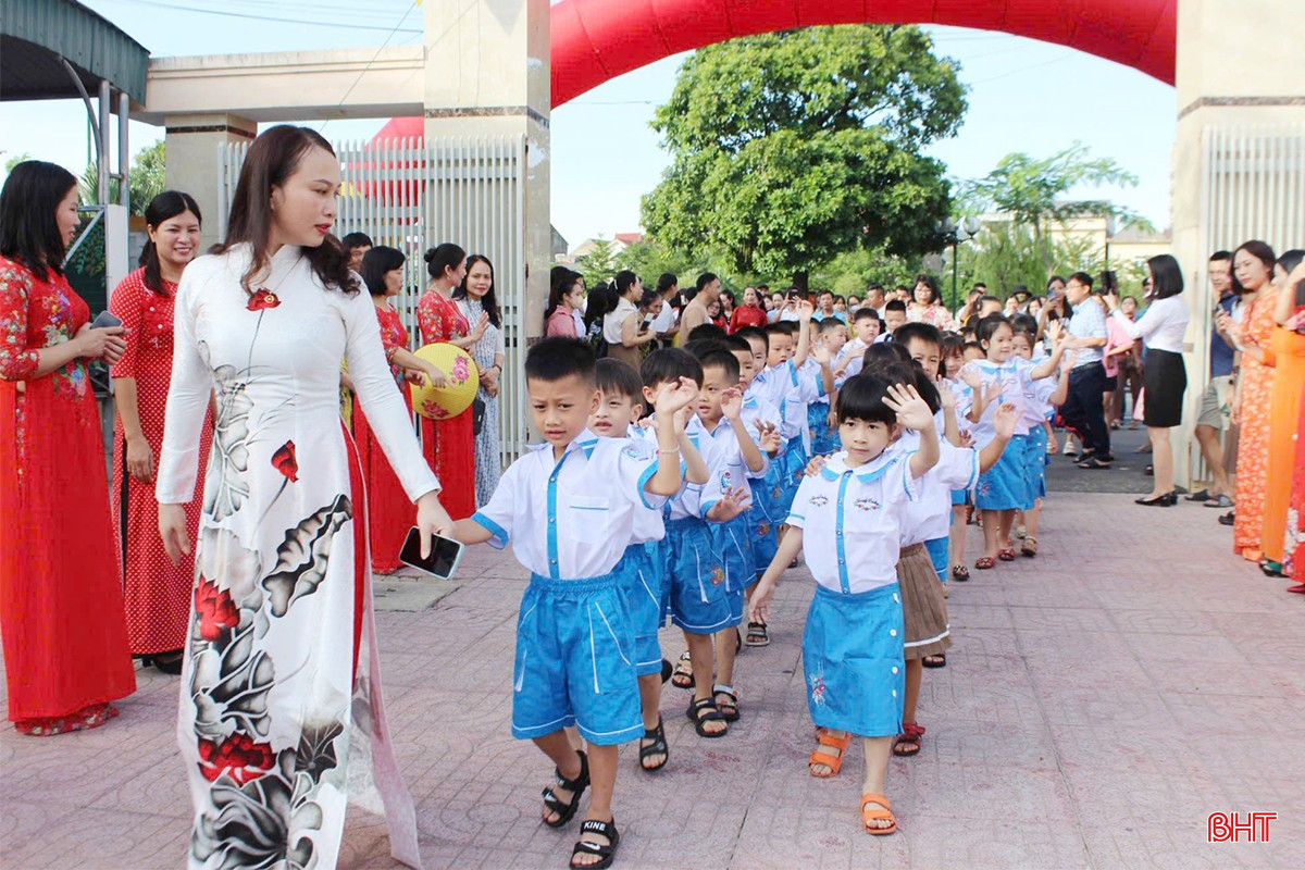 ក្នុងរយៈពេលពីរសប្តាហ៍ដំបូង សិស្សថ្នាក់ដំបូងនឹងស្គាល់សាលា គ្រូ និងទម្លាប់សិក្សា។ រូបថត៖ បណ្ណសារ។ bqbht_br_27677534d1cd599300dc-copy.jpg