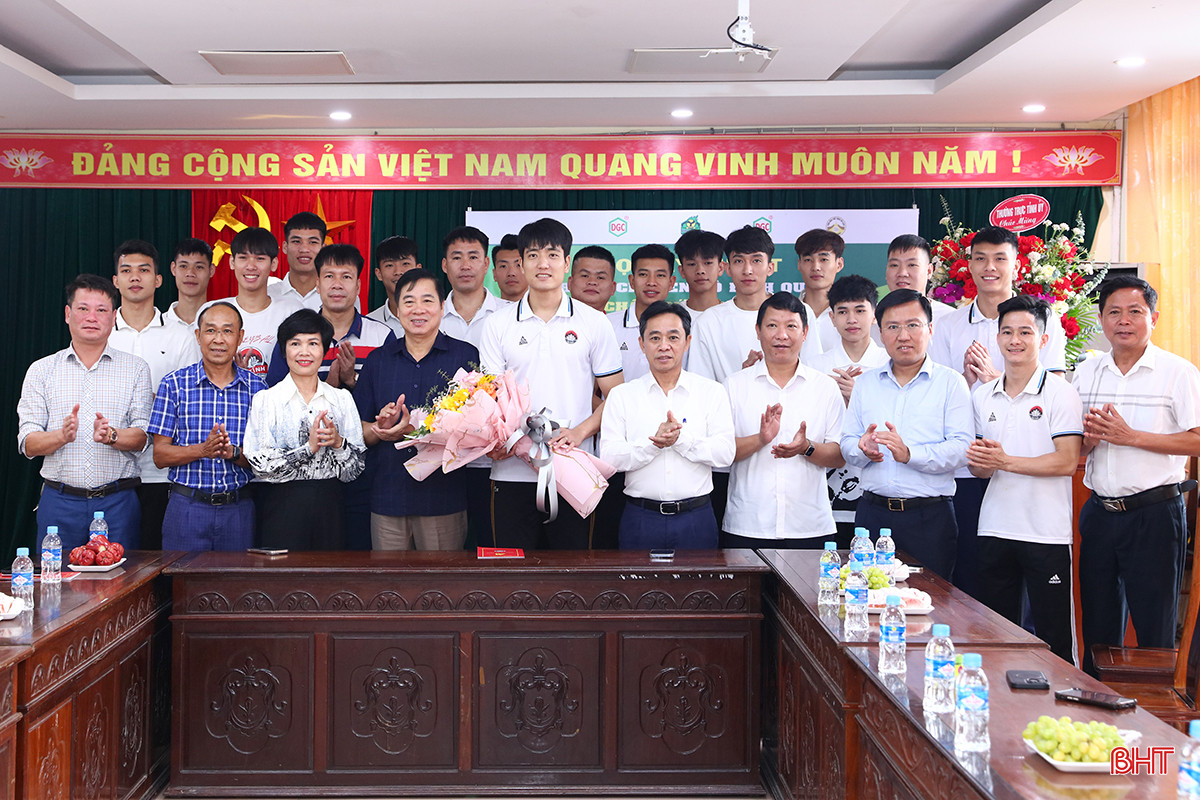 Phó Bí thư Thường trực Tỉnh ủy Trần Thế Dũng gặp mặt, động viên CLB Bóng chuyền nam Hà Tĩnh... aIMG_8929.jpg