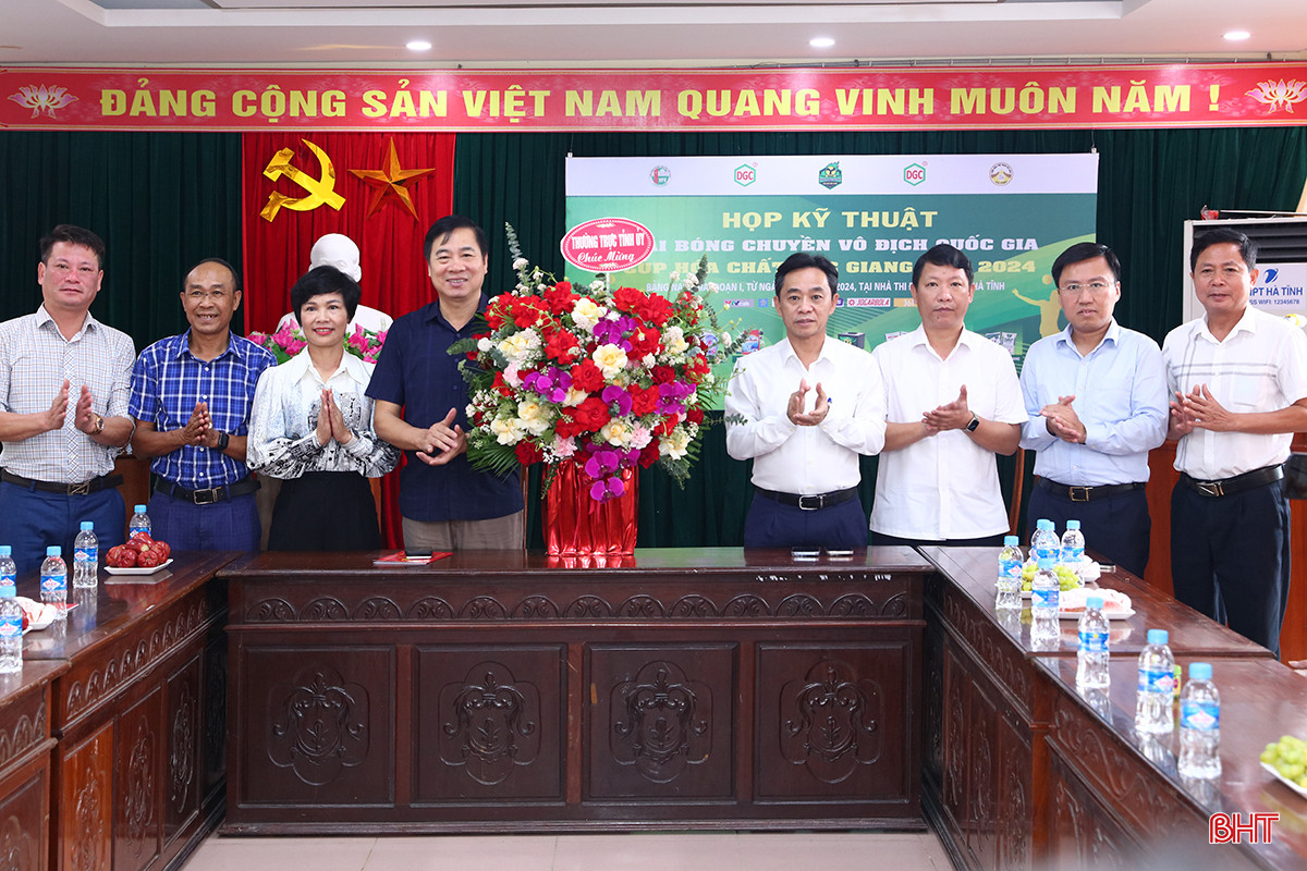 Phó Bí thư Thường trực Tỉnh ủy Trần Thế Dũng tặng hoa chúc mừng Ngày Thể thao Việt Nam. aIMG_8919.jpg
