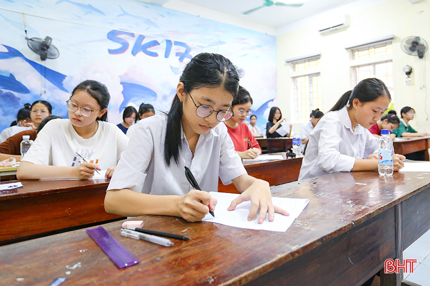 Buổi sáng, thí sinh làm bài môn chuyên Văn và Toán. aIMG_5405.jpg