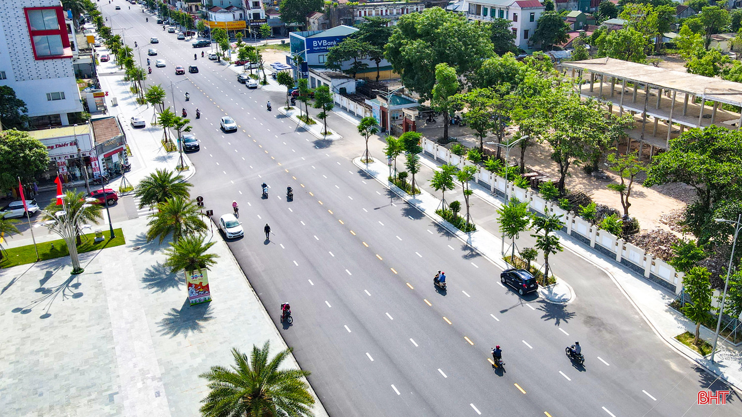 Trên tuyến còn được bố trí thêm các vịnh giao thông trước cổng ra vào trường học...