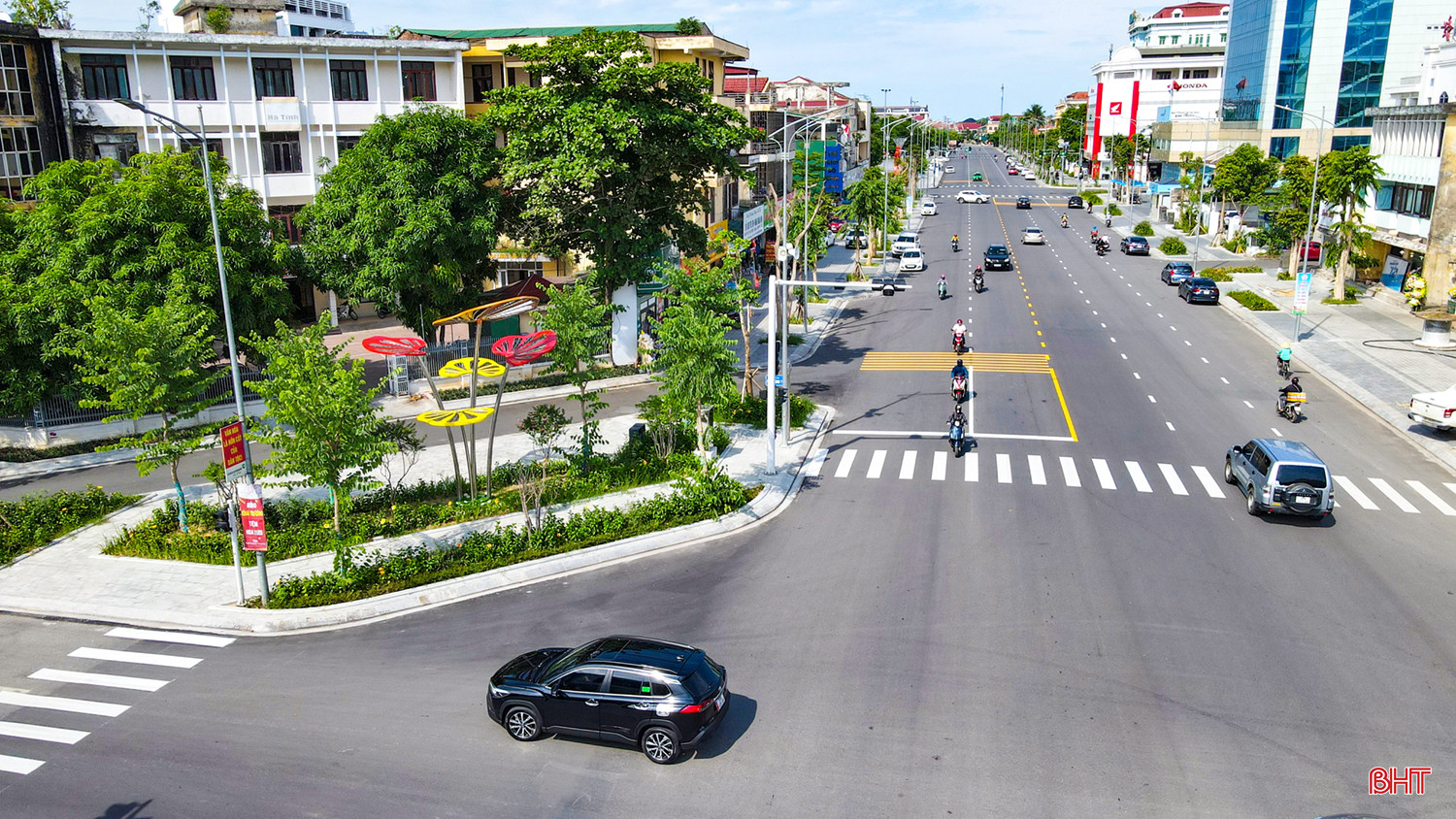 ... và tiểu cảnh trước cơ quan công sở, tạo điểm nhấn kiến trúc cho tuyến đường trung tâm.