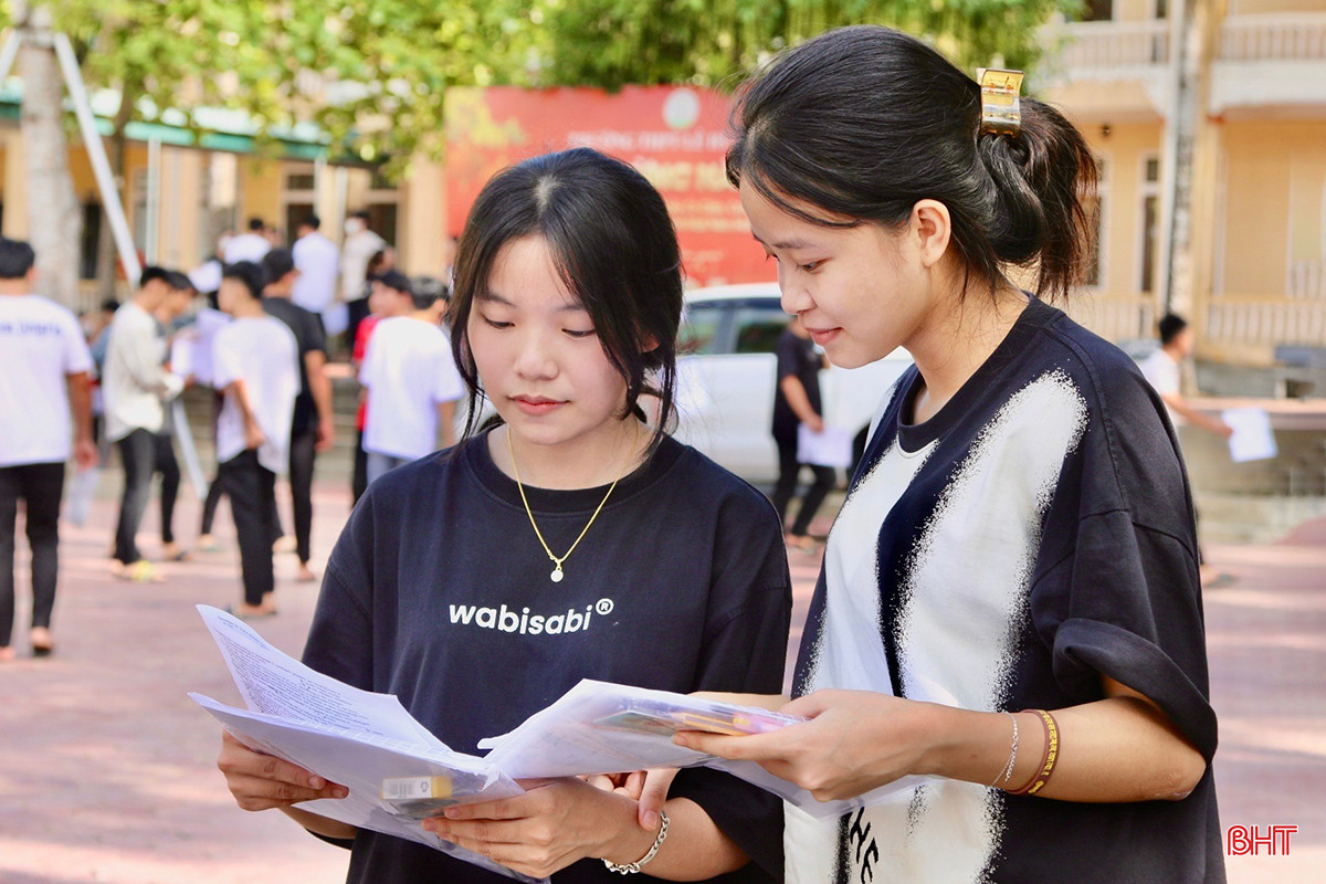 Thí sinh điểm thi Trường THPT Lê Hữu Trác (Hương Sơn) trao đổi sau khi hoàn thành môn Ngoại ngữ. ahs.jpg