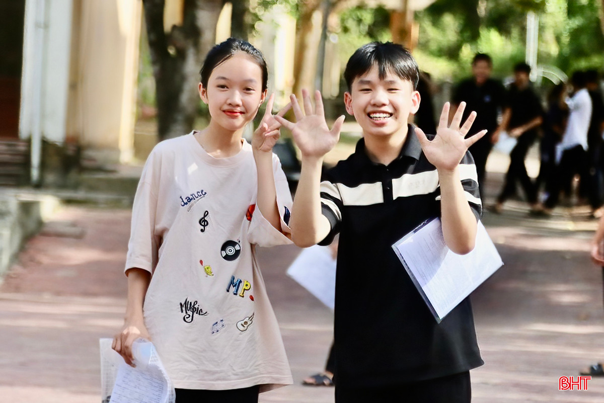 Thí sinh điểm thi Trường THPT Lê Hữu Trác (Hương Sơn) phấn khởi sau khi hoàn thành Kỳ thi tốt nghiệp THPT 2024. az5582508875229_eb22d32bec1da214a22bc1d1415330e6.jpg