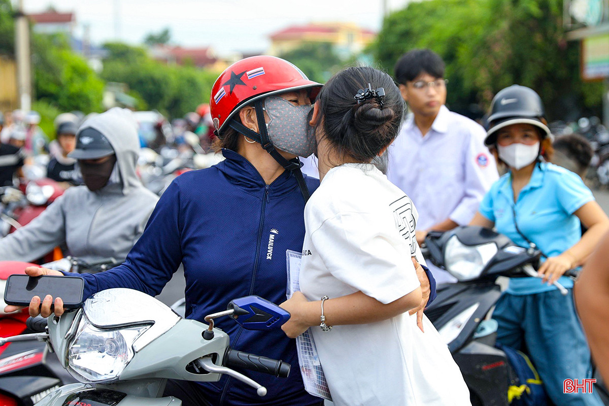 ... hay một nụ hôn đầy yêu thương và chúc con may mắn khi bước vào kỳ thi quan trọng của cuộc đời.