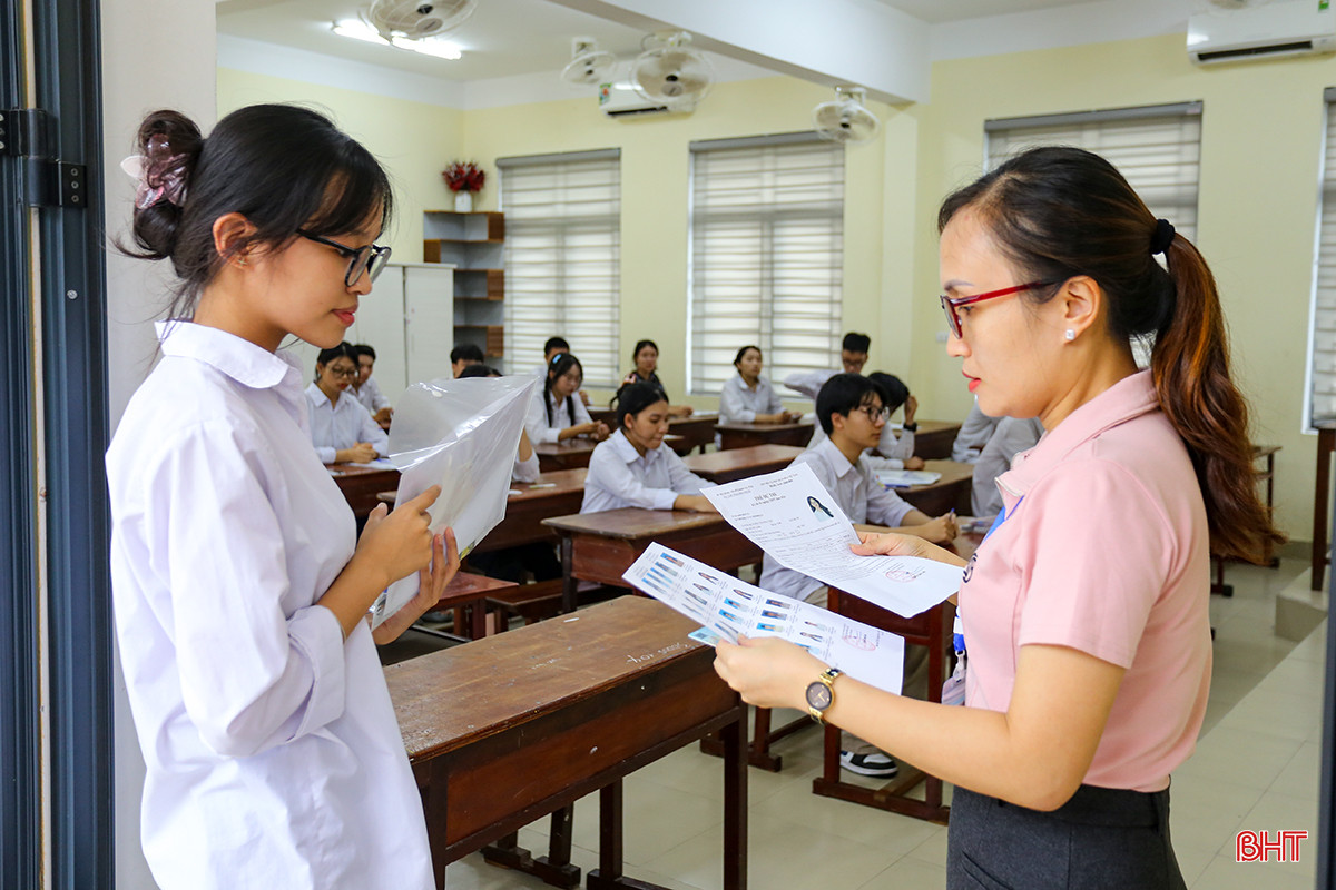 Ngày đầu thi tốt nghiệp THPT 2024, các thí sinh đã hoàn thành 2 môn Văn và Toán. aIMG_7567.jpg