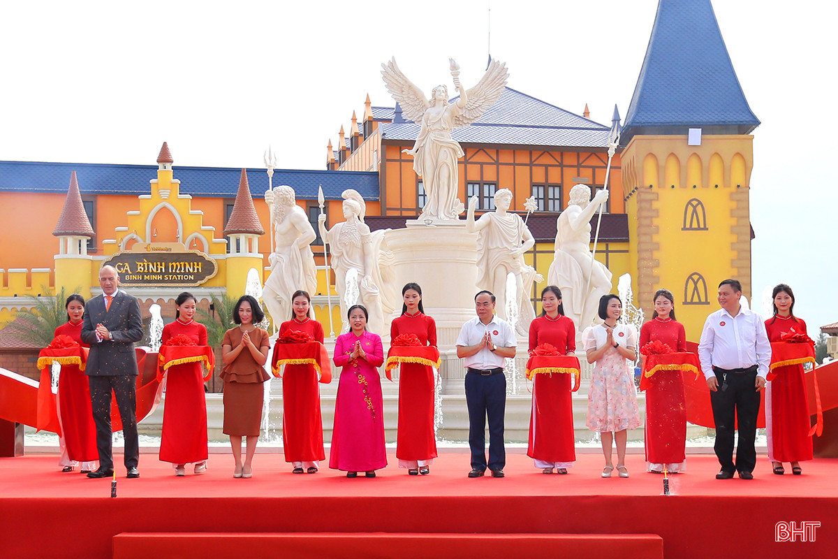 Đại biểu cắt băng khánh thành VinWonders Cửa Hội. aIMG_4728.jpg