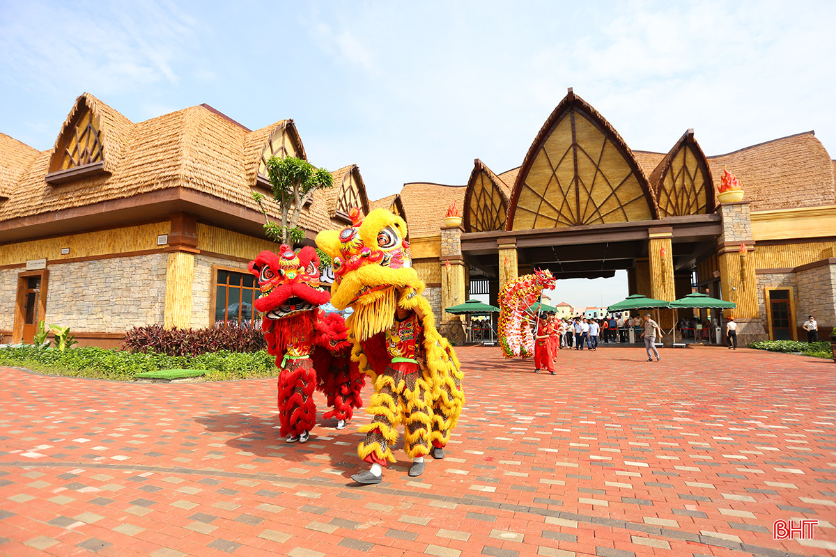 Múa lân xông đất VinWonders Cửa Hội. aIMG_4737.jpg