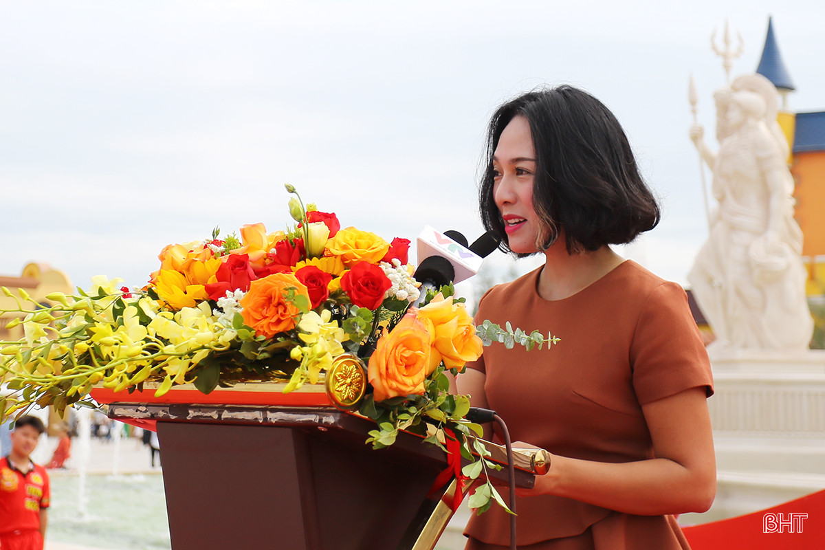 Bà Nguyễn Thu Phương - Phó Tổng Giám đốc Vận hành Vinwonders phát biểu tại lễ khai trương. aIMG_4700.jpg