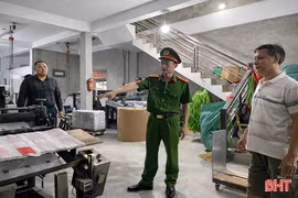 Nguy cơ khó lường từ cơ sở sản xuất vật liệu dễ cháy