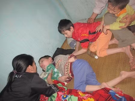 Cac cháu suốt ngày lên kinh nôn ói khắp giường bệnh