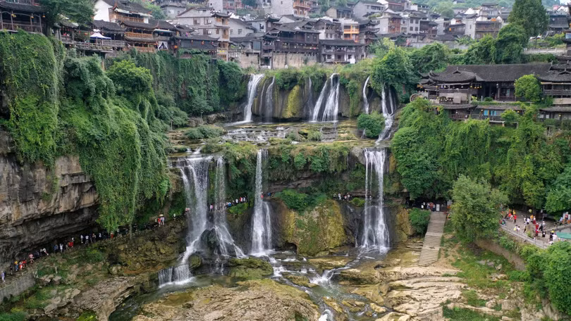 Lạc giữa cổ trấn ma mị nghìn năm tuổi, cheo leo trên thác ở Trung Quốc