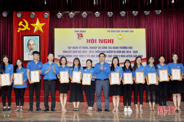 Hà Tĩnh vinh danh 38 “Sinh viên 5 tốt”, “Học sinh 3 tốt”