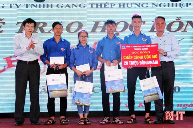 Formosa Hà Tĩnh trao gần 400 triệu đồng hỗ trợ học sinh hoàn cảnh khó khăn