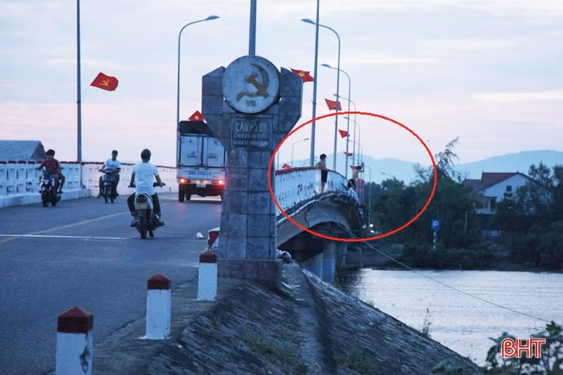 “Dựng tóc gáy” cảnh trẻ em Hà Tĩnh vô tư nhảy cầu tắm sông từ độ cao 20m