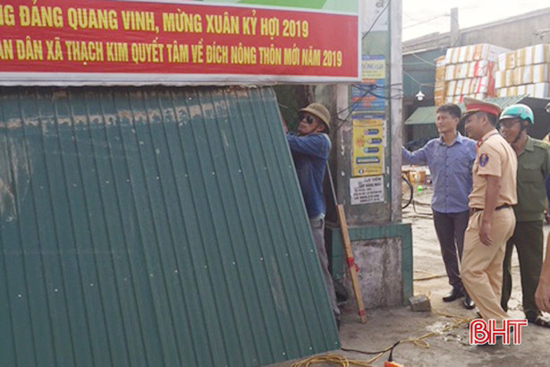 Lộc Hà ra quân giải tỏa hành lang các tuyến đường trọng điểm