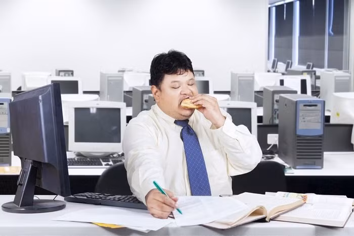 Dân công sở nguy cơ mắc loạt căn bệnh nghiêm trọng sau đây