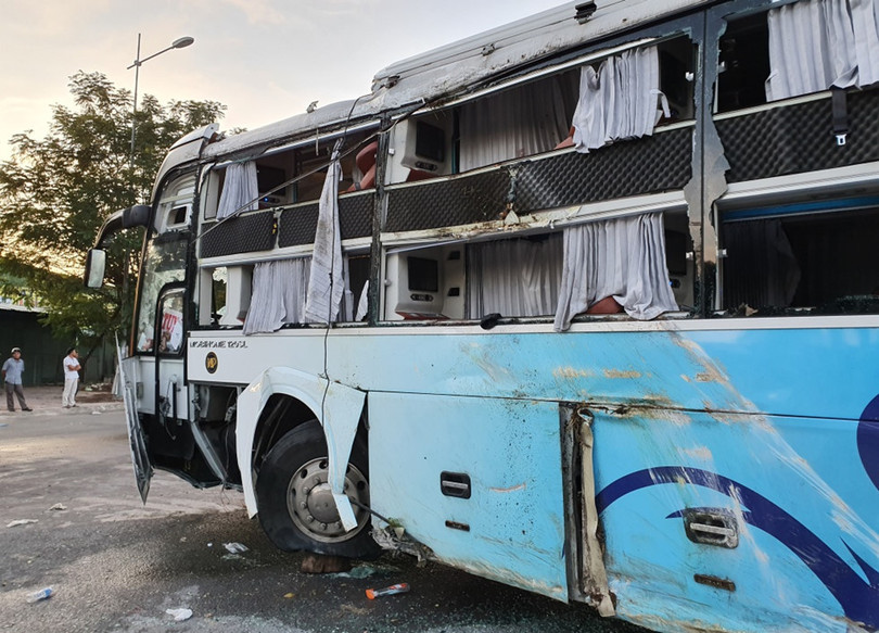 Hai xe khách tông nhau kinh hoàng, 40 người nhập viện, 1 người chết