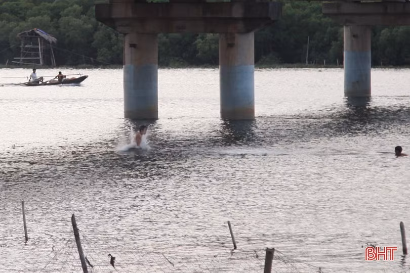 “Dựng tóc gáy” cảnh trẻ em Hà Tĩnh vô tư nhảy cầu tắm sông từ độ cao 20m