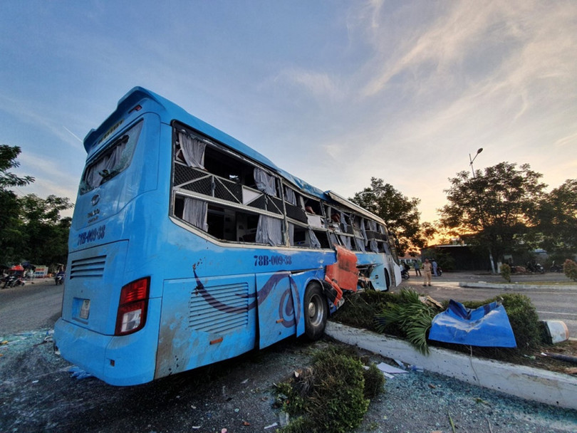 Hai xe khách tông nhau kinh hoàng, 40 người nhập viện, 1 người chết