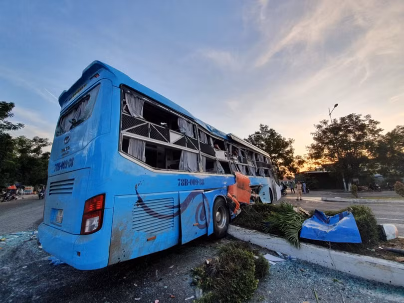 Hai xe khách tông nhau kinh hoàng, 40 người nhập viện, 1 người chết