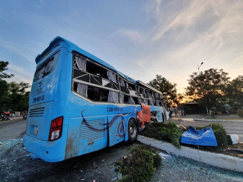 Hai xe khách tông nhau kinh hoàng, 40 người nhập viện, 1 người chết ảnh 2 Hai xe khách tông nhau kinh hoàng, 40 người nhập viện, 1 người chết