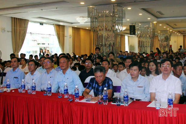 Formosa Hà Tĩnh trao gần 400 triệu đồng hỗ trợ học sinh hoàn cảnh khó khăn