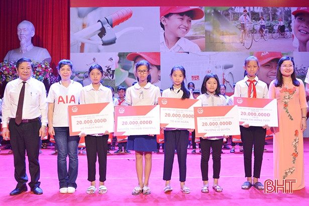 Trao 170 xe đạp cho trẻ em có hoàn cảnh khó khăn ở Hà Tĩnh