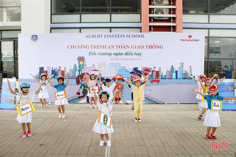 Học sinh Trường Albert Einstein rèn luyện kỹ năng tham gia giao thông