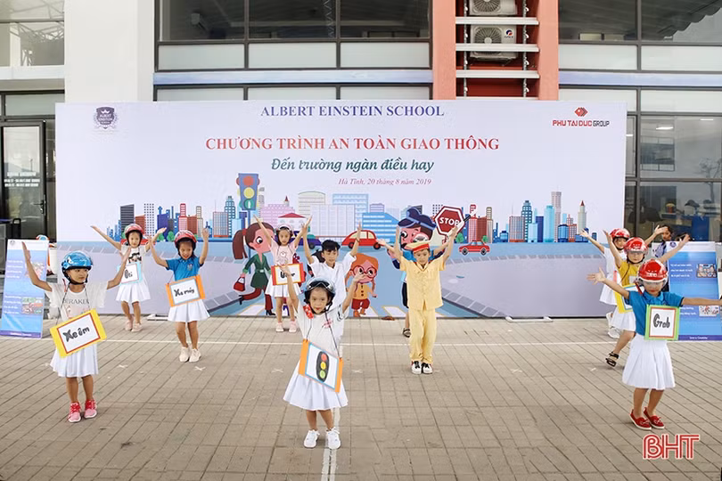 Học sinh Trường Albert Einstein rèn luyện kỹ năng tham gia giao thông