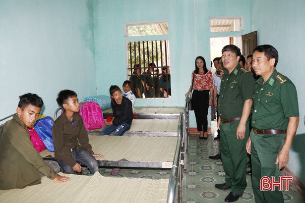 Các đồn biên phòng Hà Tĩnh nhận nuôi học sinh người dân tộc hoàn cảnh khó khăn