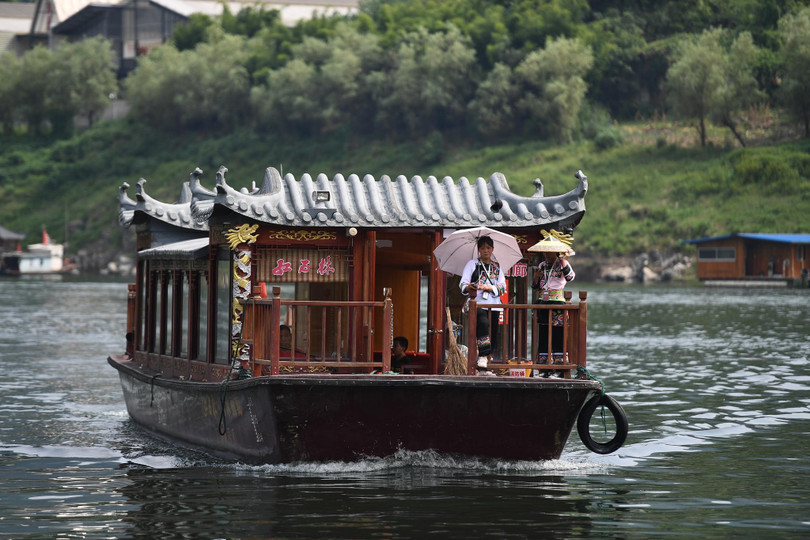 Lạc giữa cổ trấn ma mị nghìn năm tuổi, cheo leo trên thác ở Trung Quốc