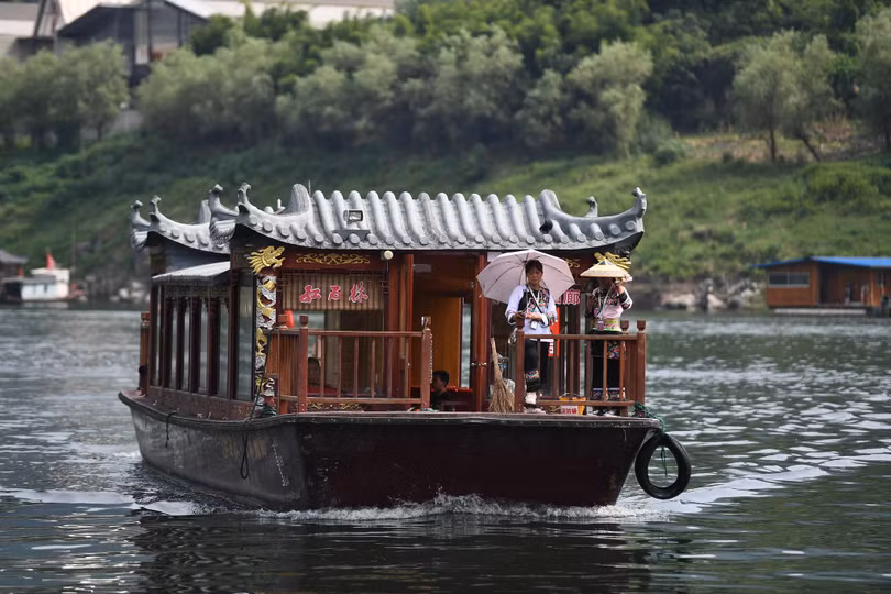 Lạc giữa cổ trấn ma mị nghìn năm tuổi, cheo leo trên thác ở Trung Quốc