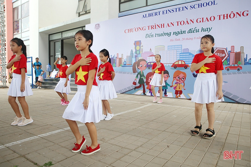 Học sinh Trường Albert Einstein rèn luyện kỹ năng tham gia giao thông