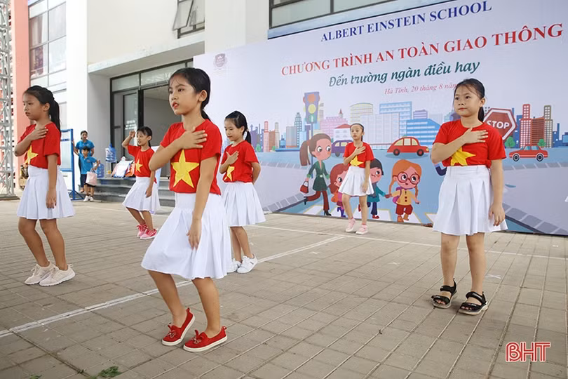 Học sinh Trường Albert Einstein rèn luyện kỹ năng tham gia giao thông