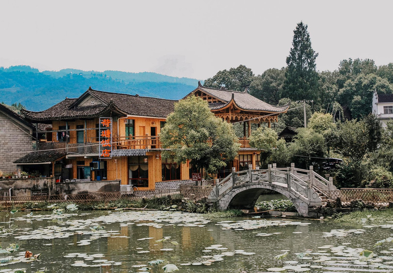 Lạc giữa cổ trấn ma mị nghìn năm tuổi, cheo leo trên thác ở Trung Quốc