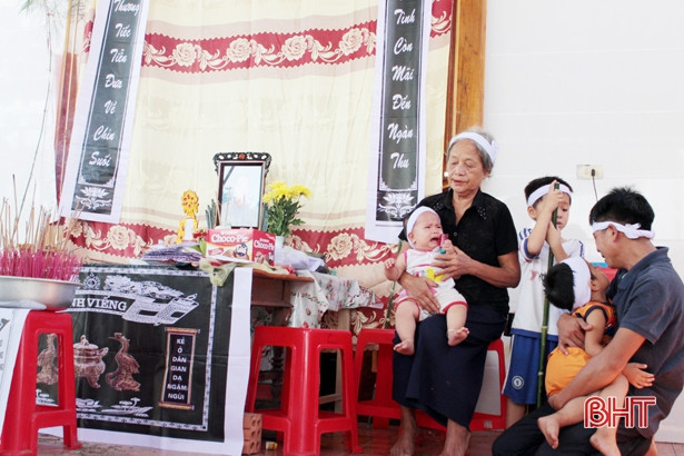 Bạn đọc Báo Hà Tĩnh giúp đỡ bé gái 9 tháng tuổi mồ côi mẹ