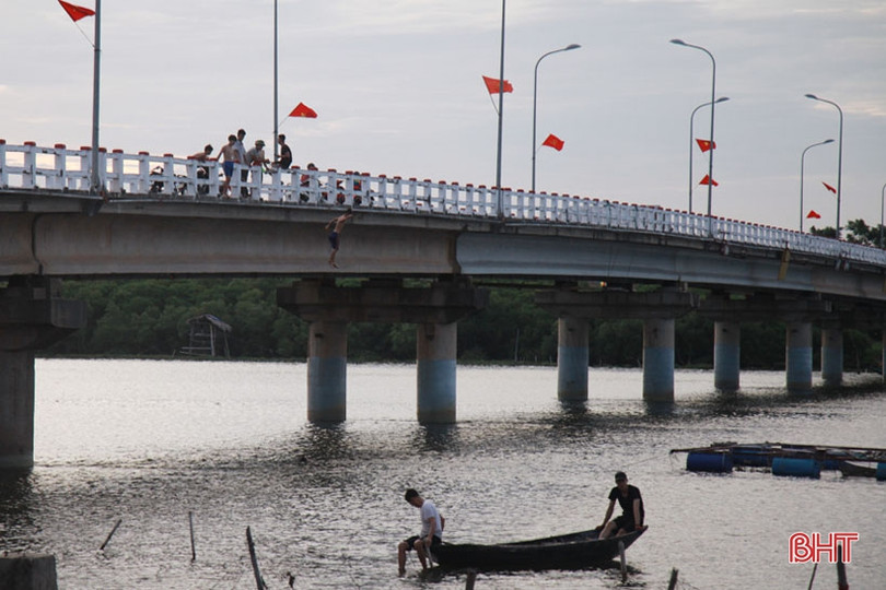 “Dựng tóc gáy” cảnh trẻ em Hà Tĩnh vô tư nhảy cầu tắm sông từ độ cao 20m