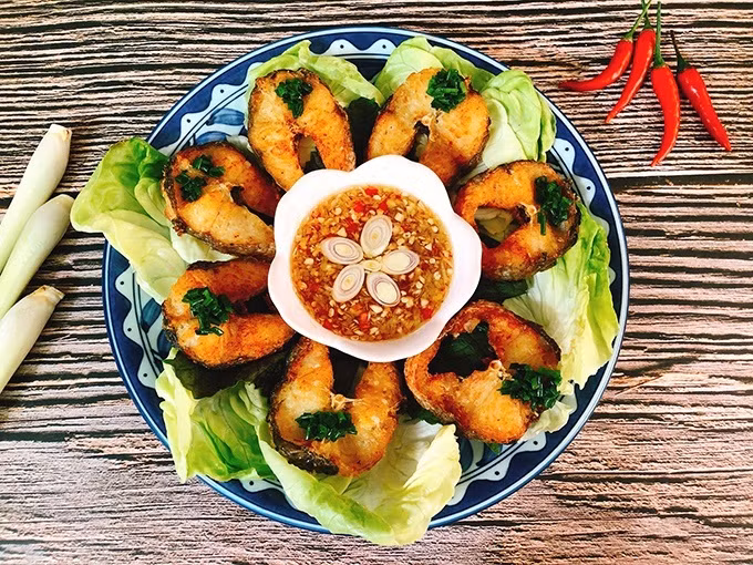 Mẹ làm cá chiên chấm mắm sả giòn rụm, tốn cơm không tưởng