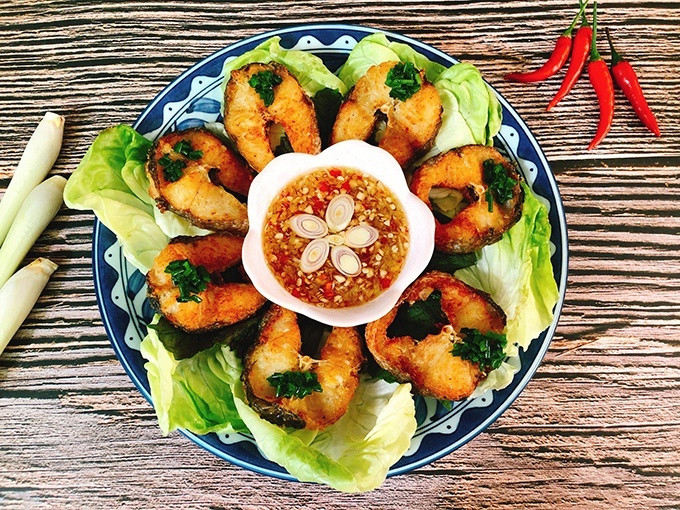 Mẹ làm cá chiên chấm mắm sả giòn rụm, tốn cơm không tưởng