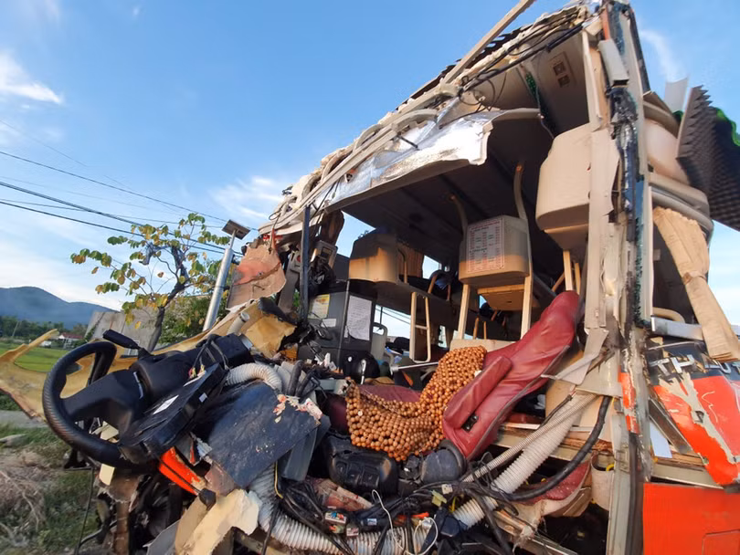 Hai xe khách tông nhau kinh hoàng, 40 người nhập viện, 1 người chết