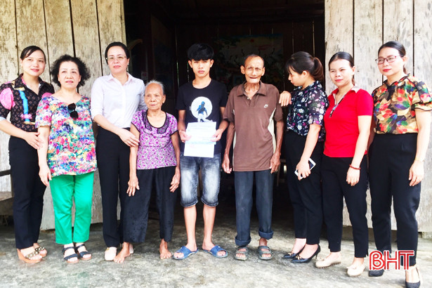 Tặng quà trẻ em mồ côi ở Hương Khê trước thềm năm học mới